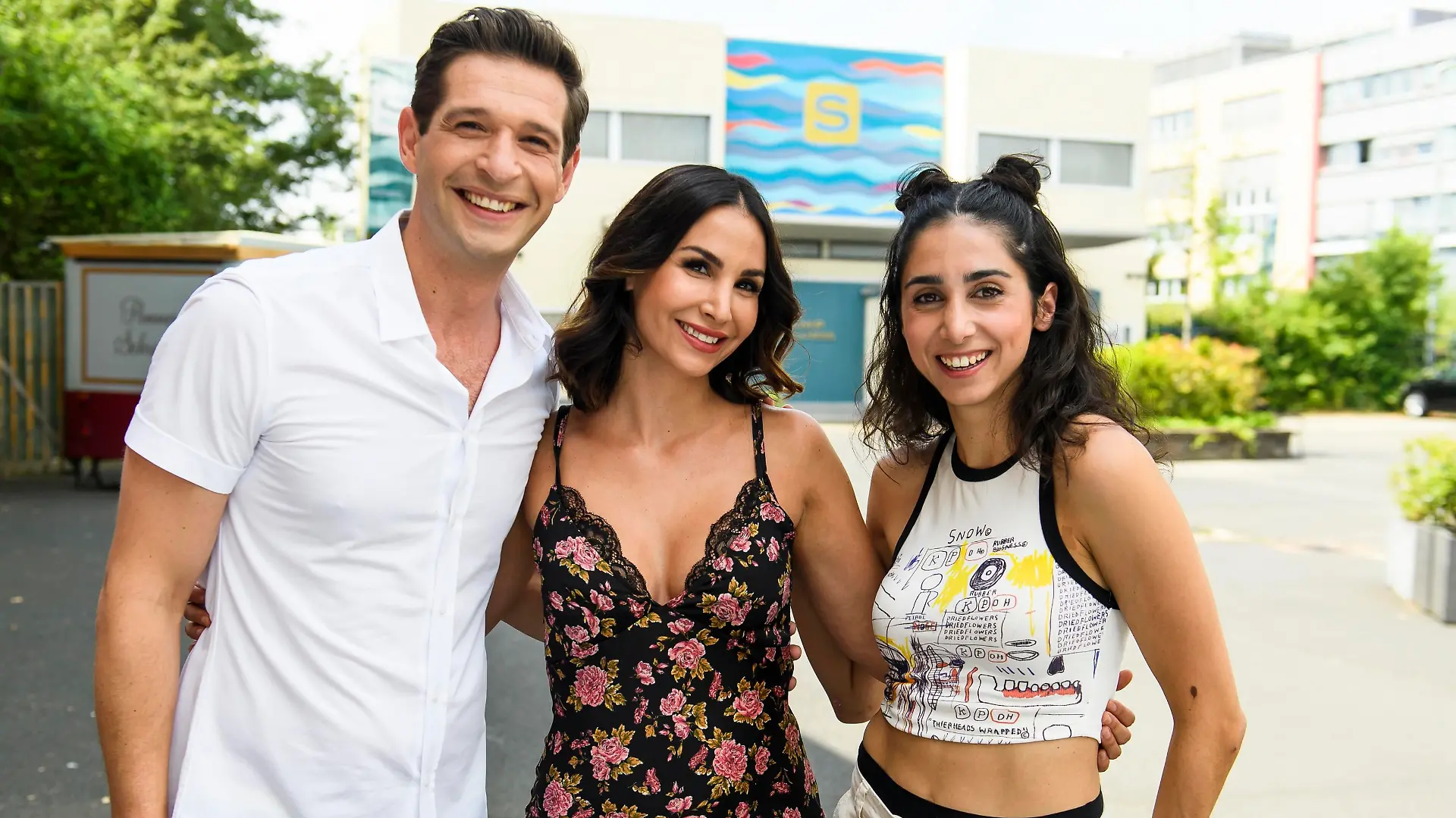 Sila Sahin (M.) mit den "Alles was zählt"-Schauspieler:innen Suri Abbassi und Igor Dolgatschew.
Die Verwendung des sendungsbezogenen Materials ist nur mit dem Hinweis und Verlinkung auf RTL+ gestattet.