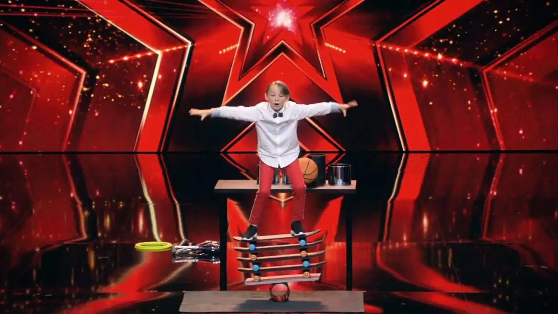 Zirkusdirektor Emilio beeindruckt die Jury Das Supertalent 2018: Show 13