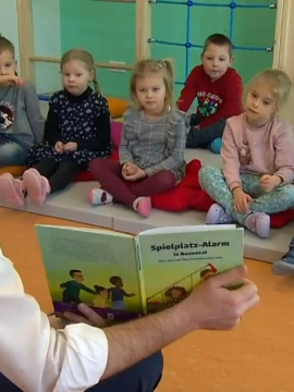Ein Bürgermeister ist in Kindergeschichten meist protzig, gemein, schlecht gelaunt und auch ein bisschen selbstsüchtig. Ein Image, das auch viele Zeichentrickserien wie „Paw Patrol“ oder „Benjamin Blümchen“ für Kinder häufig bestätigen. Daher kaum verwunderlich, dass das für viele Kids kein Traumberuf ist. Deswegen hat das Netzwerk “Junge Bürgermeister*innen“ jetzt eine Initiative gestartet. Gemeinsam haben sie das Kinderbuch „Spielplatzalarm“ geschrieben, in dem der Bürgermeister realistisch agiert. Wie das bei den Kids ankommt – im Video.