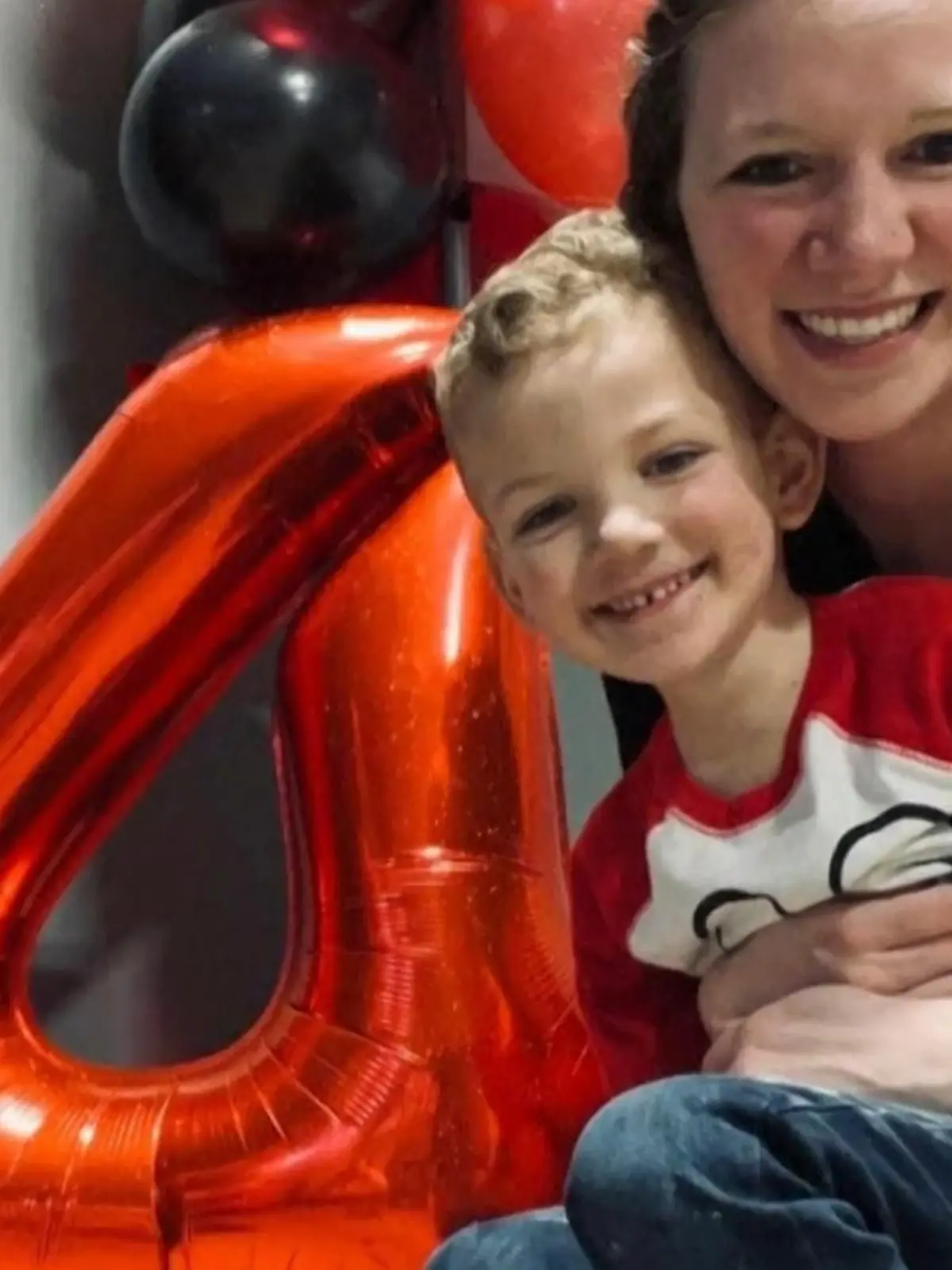 Dieser 4-Jährige ist ein echter Held - denn er hat seiner Mutter, die normalerweise als Krankenschwestern anderen hilft, das Leben gerettet. Im November hat Rachell Milless mit der Grippe zu kämpfen, als sie merkt, dass sie schlecht Luft bekommt. Ihr Sohn Tyler merkt, dass etwas nicht stimmt - dementsprechend reagiert er. Nicht nur seine Eltern sind von der Professionalität, mit der Asher die Situation gemeistert hat, begeistert.
