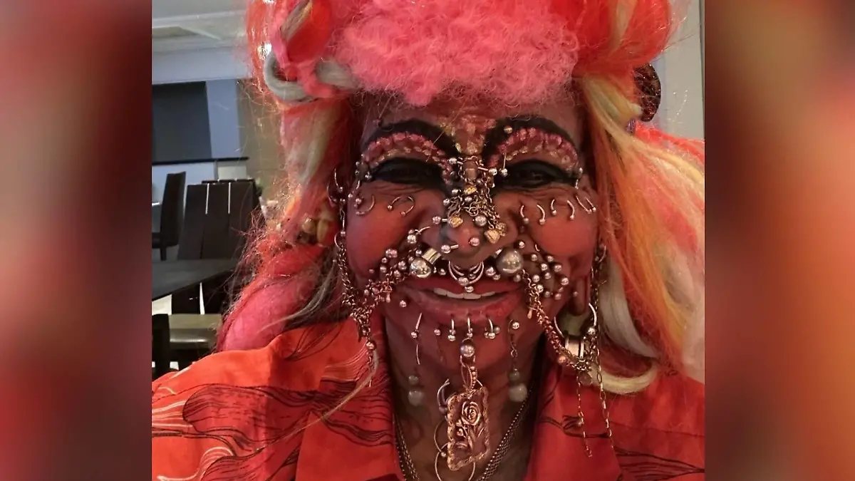 Elaine Davidson mit ihren Piercings