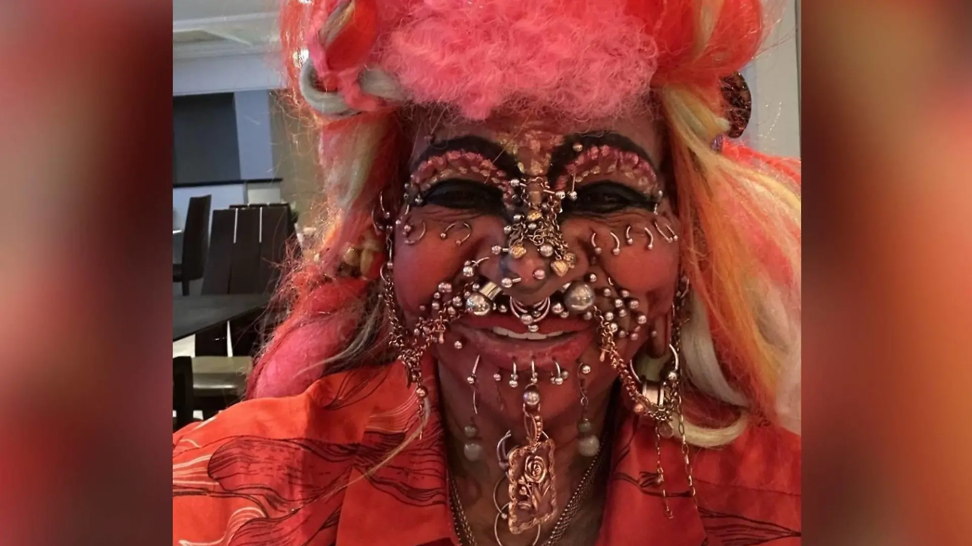 Elaine Davidson mit ihren Piercings