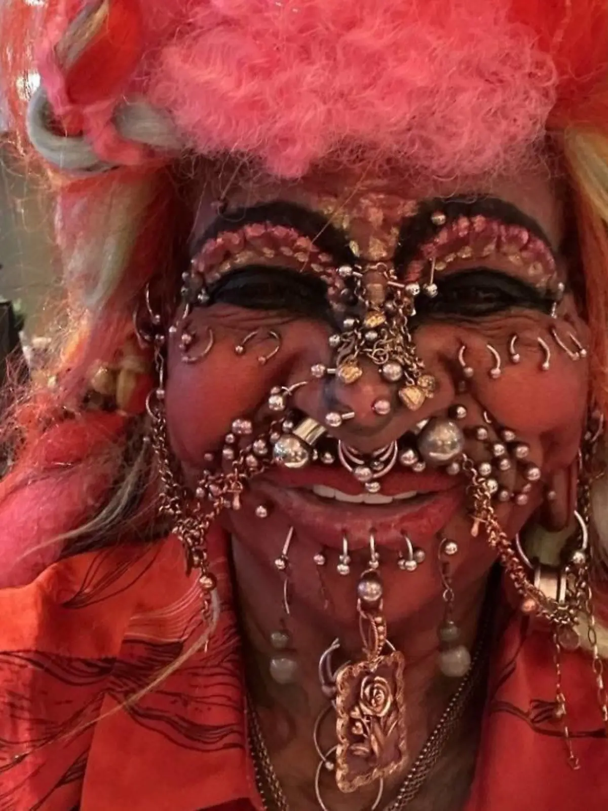 Elaine Davidson mit ihren Piercings