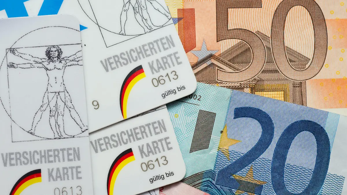 ARCHIV - ILLUSTRATION - Krankenkassen-Karten für Pflichtversicherte liegen neben Euro-Scheinen am 22.09.2010 in einem privaten Haushalt in Frankfurt (Oder). Das Bundeskabinett befasst sich am 10.04.2013 u.a. mit einem Gesetz zur Beseitigung sozialer Überforderung bei Beitragsschulden in der Krankenversicherung. Foto: Patrick Pleul/dpa +++(c) dpa - Bildfunk+++