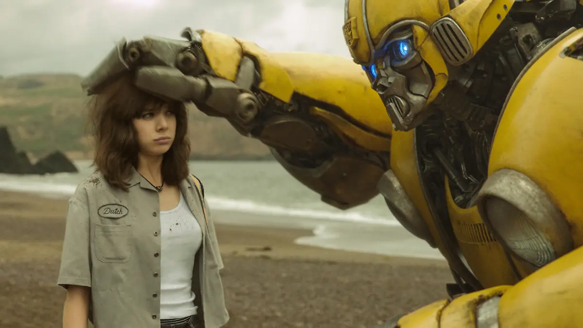Hailee Steinfeld als Charlie und ihr Roboter-Freund Bumblebee.