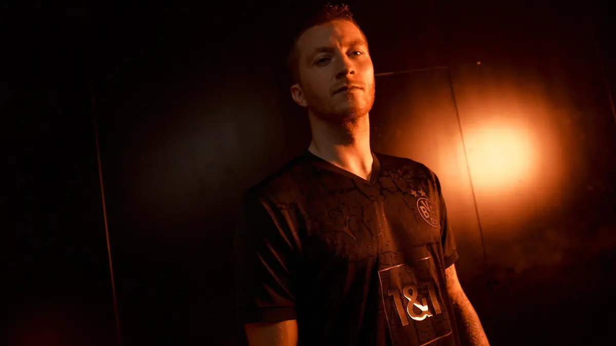 Marco Reus im schwarzen BVB-Sondertrikot.