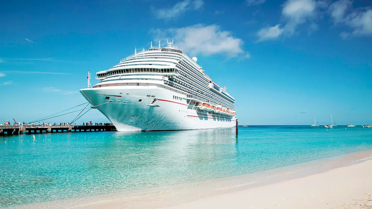 Kreuzfahrtschiff vor Anker auf Grand Turk Island in der Karibik