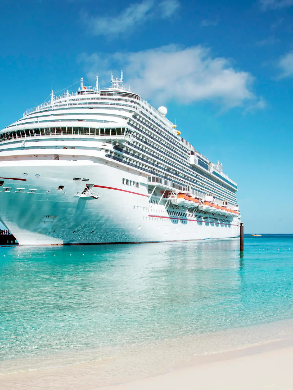 Kreuzfahrtschiff vor Anker auf Grand Turk Island in der Karibik