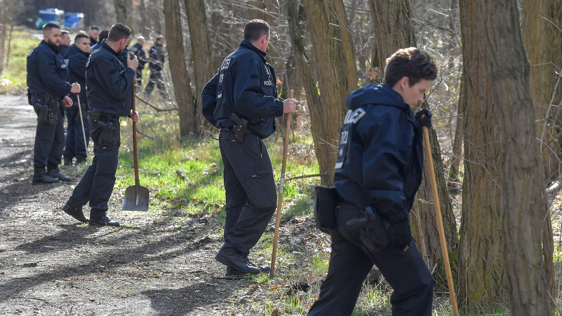 07.03.2019, Brandenburg, Kummersdorf: Am Donnerstag ist eine Hundertschaft der Berliner Polizei nach Brandenburg ausgerückt, um bei Storkow (Oder-Spree) ein Waldstück nach der vermissten Rebecca Reusch abzusuchen. "Wir gehen einem Hinweis nach", erklärte ein Sprecher der Berliner Polizei. Nähere Angaben machte er nicht. Offiziell wurde der Storkower Ortsteil Kummersdorf angegeben. Foto: Patrick Pleul/dpa-Zentralbild/ZB +++ dpa-Bildfunk +++