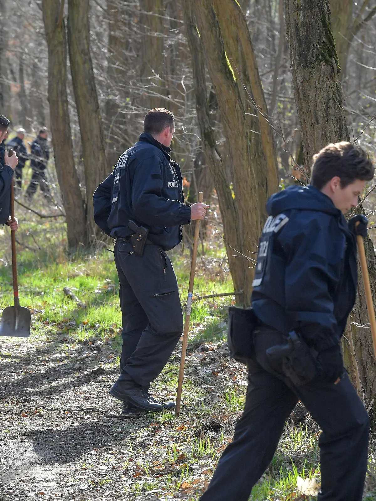 07.03.2019, Brandenburg, Kummersdorf: Am Donnerstag ist eine Hundertschaft der Berliner Polizei nach Brandenburg ausgerückt, um bei Storkow (Oder-Spree) ein Waldstück nach der vermissten Rebecca Reusch abzusuchen. "Wir gehen einem Hinweis nach", erklärte ein Sprecher der Berliner Polizei. Nähere Angaben machte er nicht. Offiziell wurde der Storkower Ortsteil Kummersdorf angegeben. Foto: Patrick Pleul/dpa-Zentralbild/ZB +++ dpa-Bildfunk +++