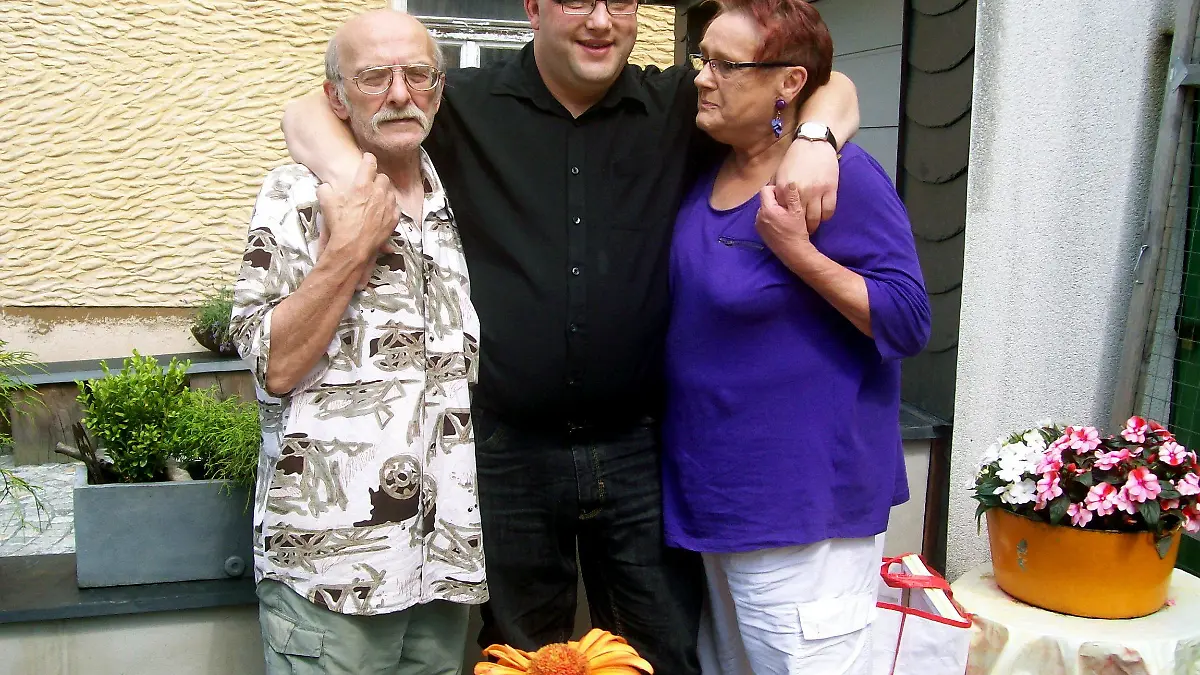 HANDOUT - Das Foto zeigt Ulvi K. am 29.07.2014 mit seinen Eltern in Lichtenberg (Bayern). Nach 13 Jahren in der Psychiatrie und dem Freispruch im Peggy-Prozess hat er erstmals wieder seinen Heimatort besucht. Foto: Gudrun Rödel/dpa (ACHTUNG: Nur zur redaktionellen Verwendung im Zusammenhang mit der aktuellen Berichterstattung und nur bei Nennung: «Foto: Gudrun Rödel/dpa») +++(c) dpa - Bildfunk+++