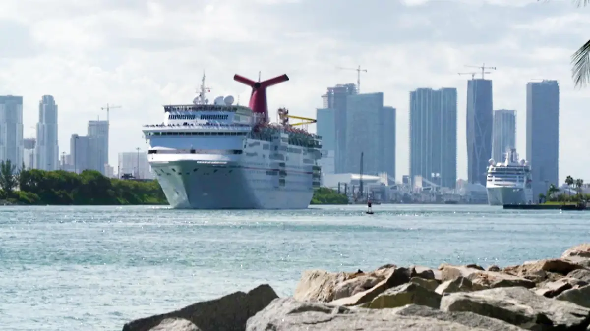 Kreuzfahrtschiff vor Miami