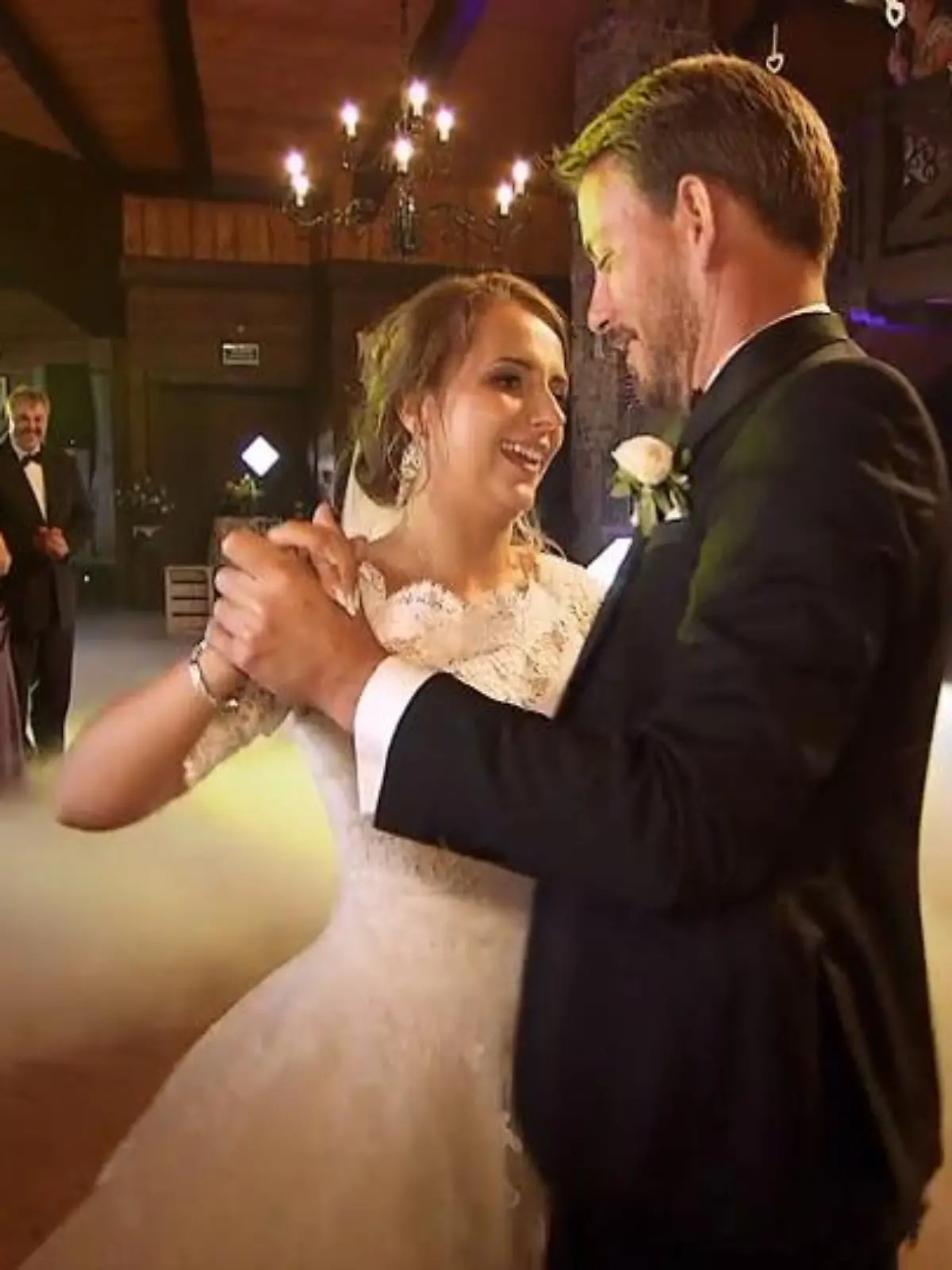 Bild zu: "Ups! Beim Hochzeitstanz geht einiges schief!"