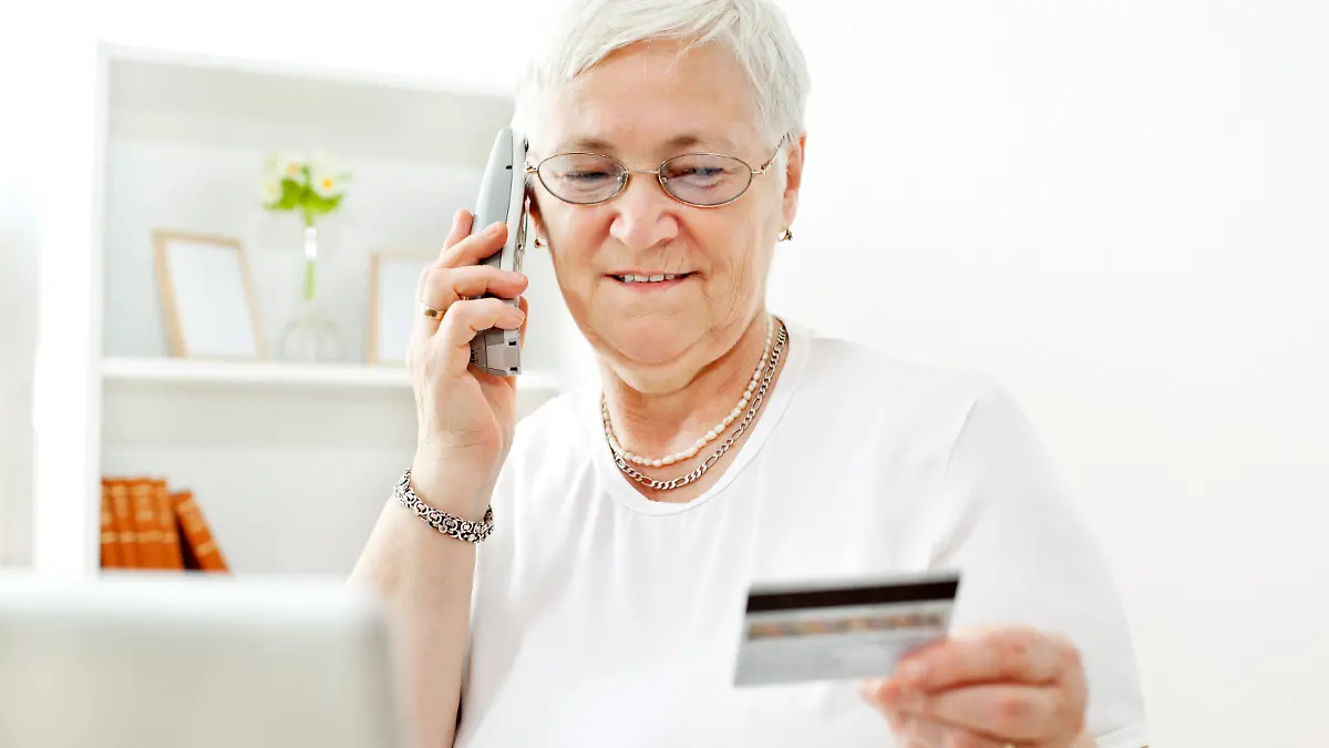 Kundin bestellt per Telefon