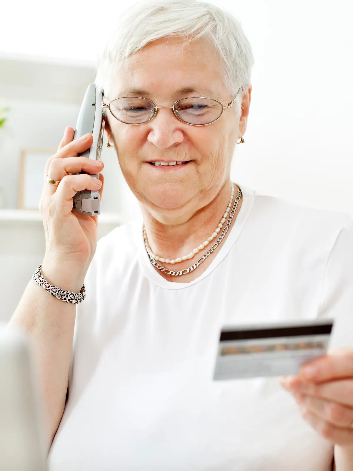 Kundin bestellt per Telefon