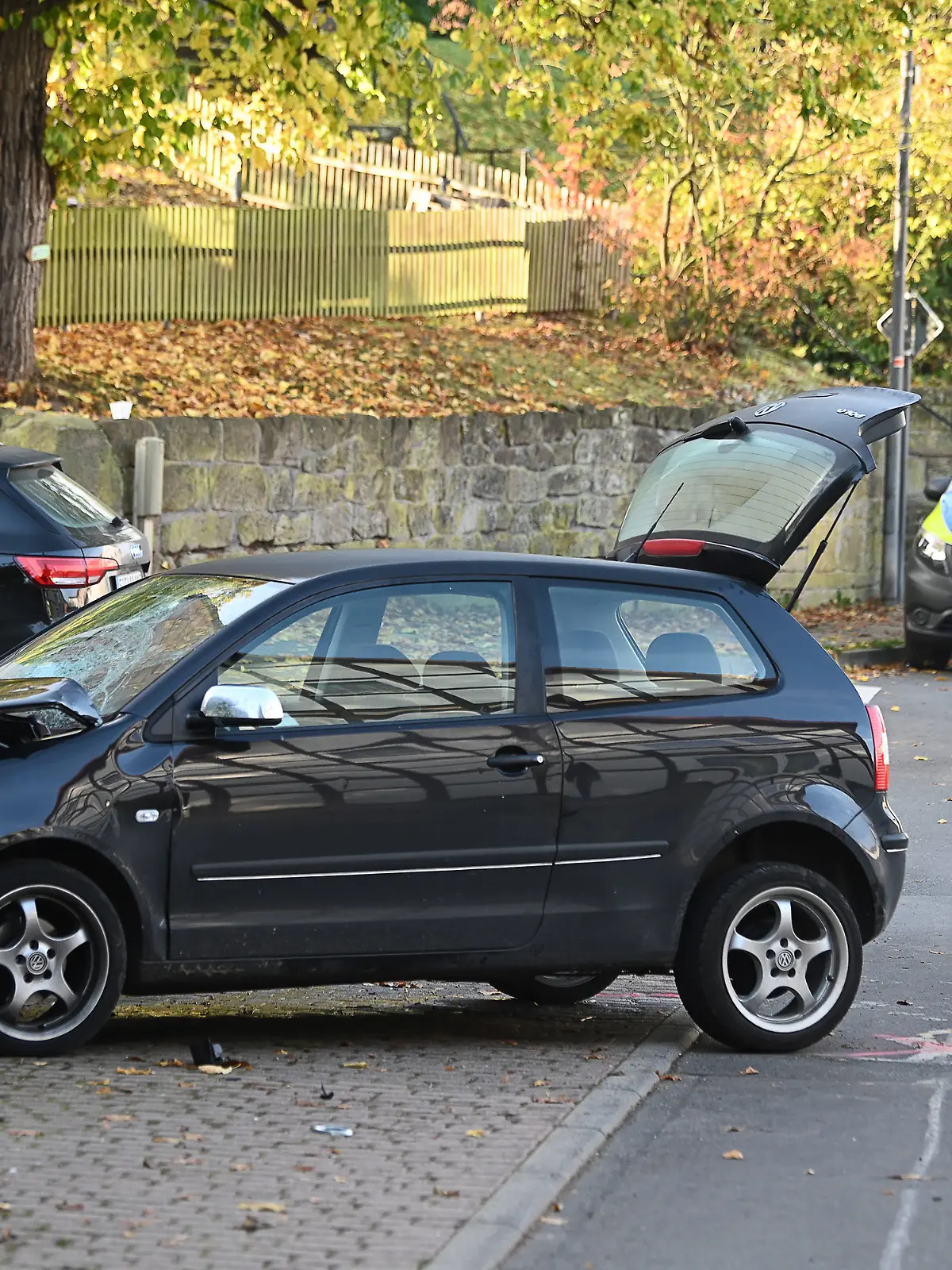 ARCHIV - 29.10.2021, Hessen, Witzenhausen: Ein Polizist untersucht hinter einem schwarzen VW Polo vor einer Kindertagesstätte im Ortsteil Gertenbach den Unfallhergang (zu dpa: «Autofahrer soll vorsätzlich in Schülergruppe gefahren sein»). Foto: Swen Pförtner/dpa +++ dpa-Bildfunk +++