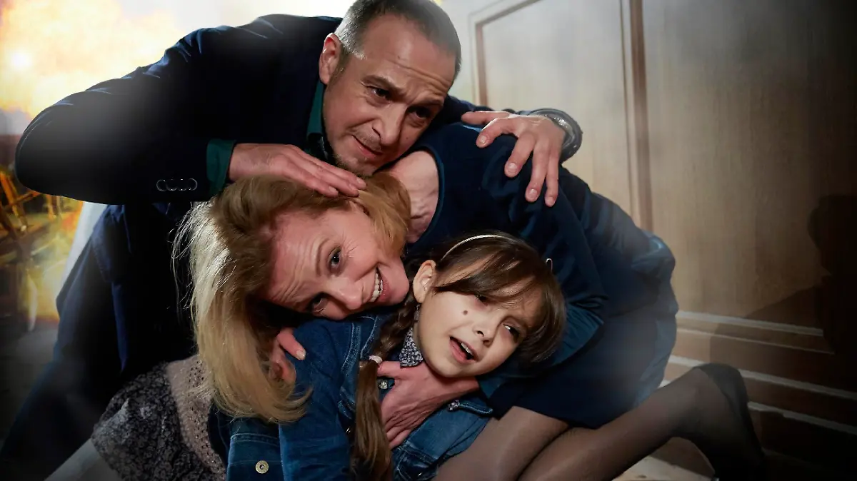 Semir (Erdogan Atalay) wirft sich schützend über Andrea (Carina Wiese) und Ayla (Pauletta Pollmann).