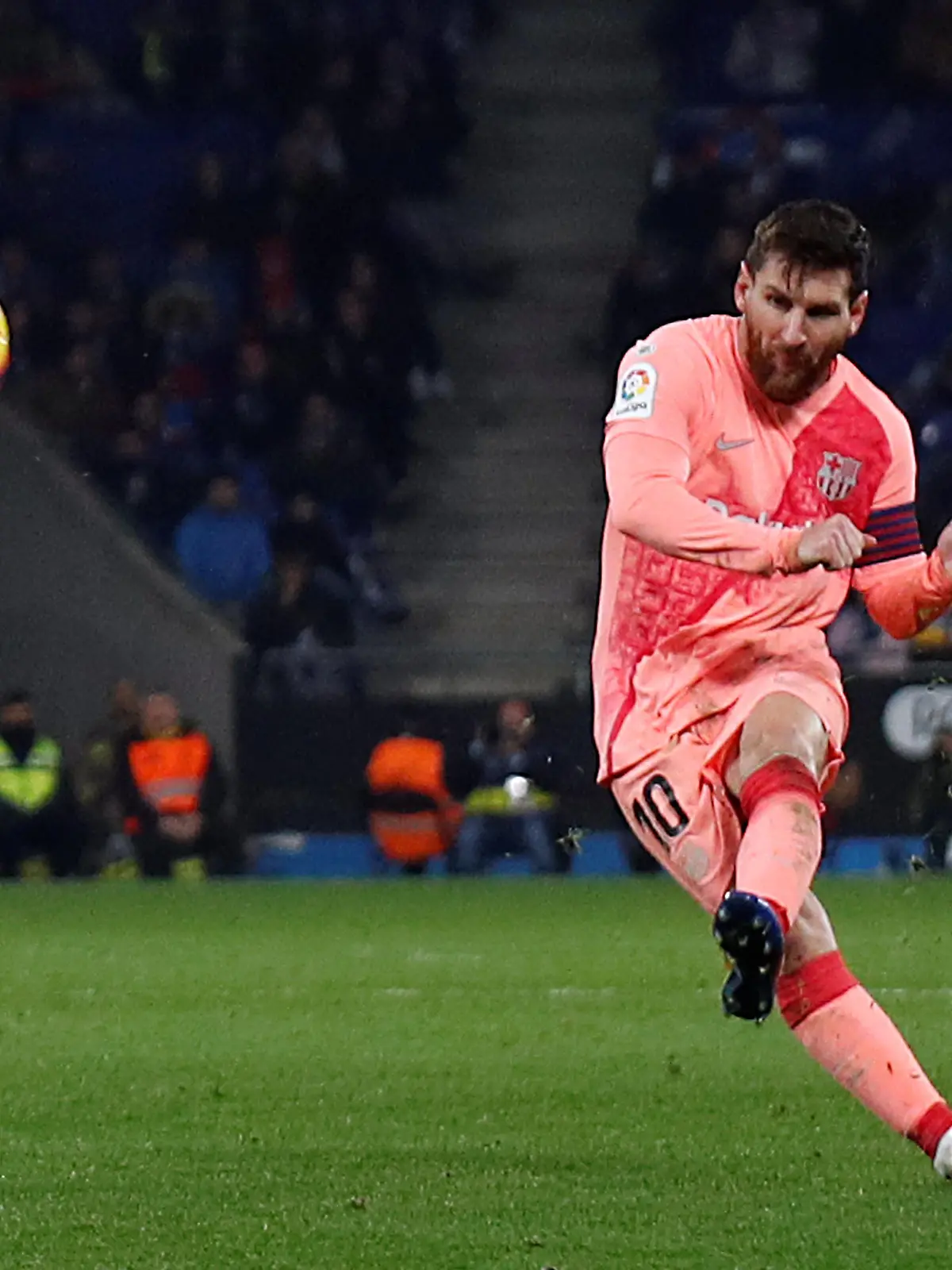 Soccer Football - La Liga Santander - Espanyol v FC Barcelona - RCDE Stadium, Barcelona, Spain - December 8, 2018   Barcelona's Lionel Messi scores their fourth goal                 REUTERS/Albert Gea