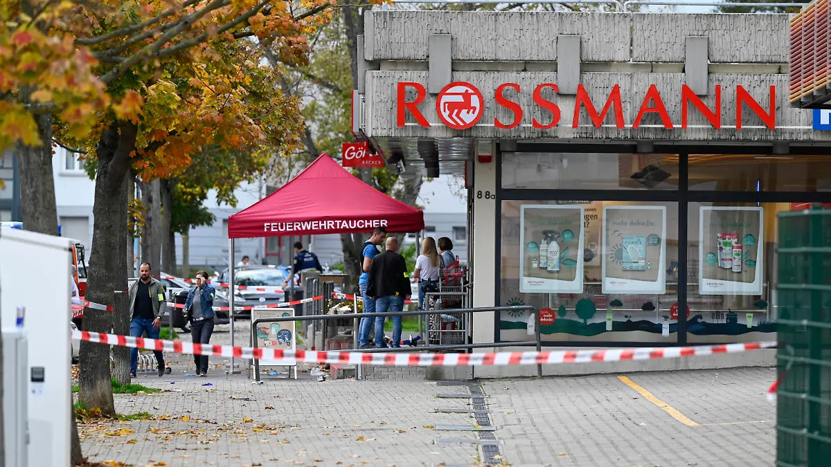 Gewalttat in Ludwigshafen 18.10.2022 Gewalttat in Ludwigshafen. Einsatzkräfte an der Corneliusstrasse. Persönlichkeitsrechte sind bei Nutzung/Veröffentlichung zu beachten Ludwigshafen Ludwigshafen Rheinland-Pfalz Germany *** Violent act in Ludwigshafen 18 10 2022 Violent act in Ludwigshafen emergency forces at Corneliusstrasse Personal rights must be observed when using publication Ludwigshafen Ludwigshafen Rheinland Pfalz Germany
