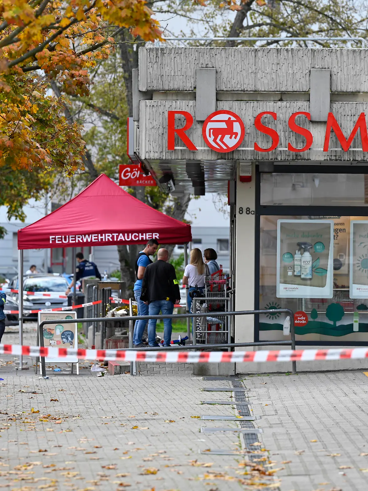  Gewalttat in Ludwigshafen 18.10.2022 Gewalttat in Ludwigshafen. Einsatzkräfte an der Corneliusstrasse. Persönlichkeitsrechte sind bei Nutzung/Veröffentlichung zu beachten Ludwigshafen Ludwigshafen Rheinland-Pfalz Germany *** Violent act in Ludwigshafen 18 10 2022 Violent act in Ludwigshafen emergency forces at Corneliusstrasse Personal rights must be observed when using publication Ludwigshafen Ludwigshafen Rheinland Pfalz Germany