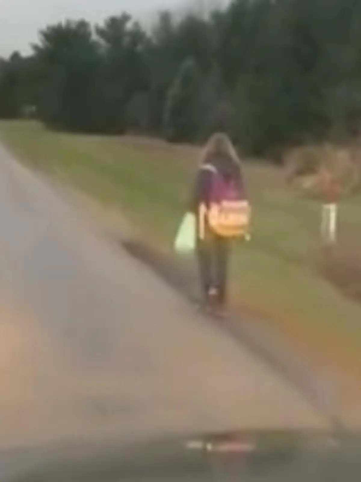 Kristen (10) musste bei zwei Grad acht Kilometer zur Schule laufen. Ihr Vater Matt war ihr dabei dicht auf den Fersen.