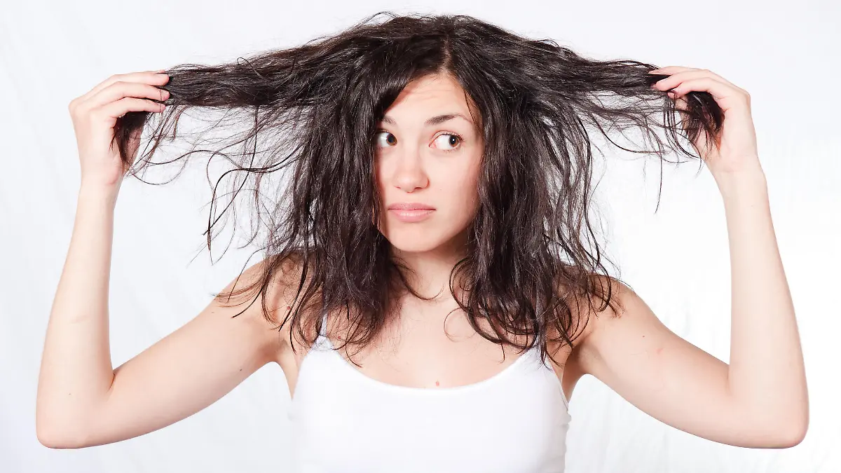 Frau mit fettigen, zerstrubbelten Haaren
