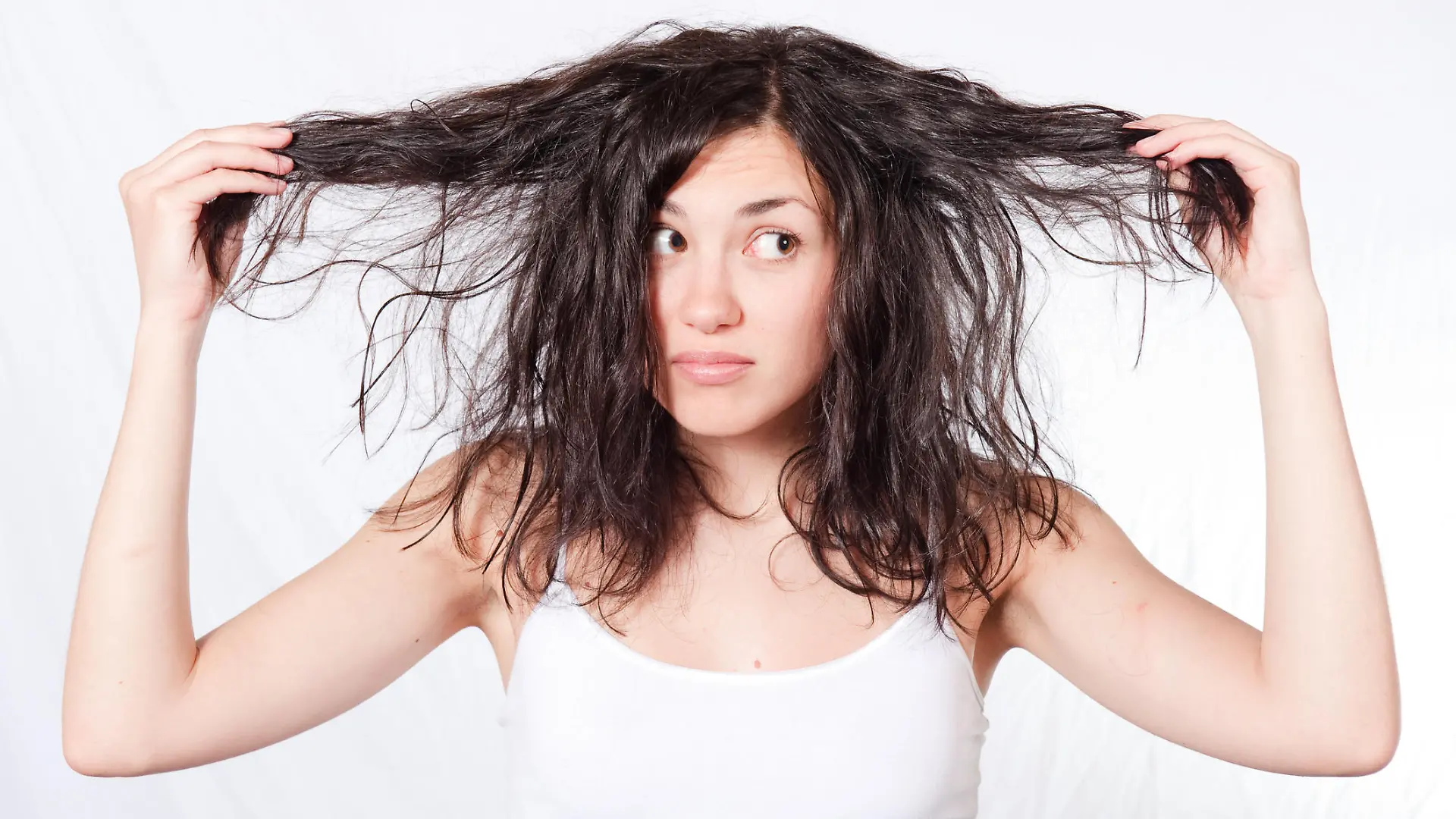 Frau mit fettigen, zerstrubbelten Haaren
