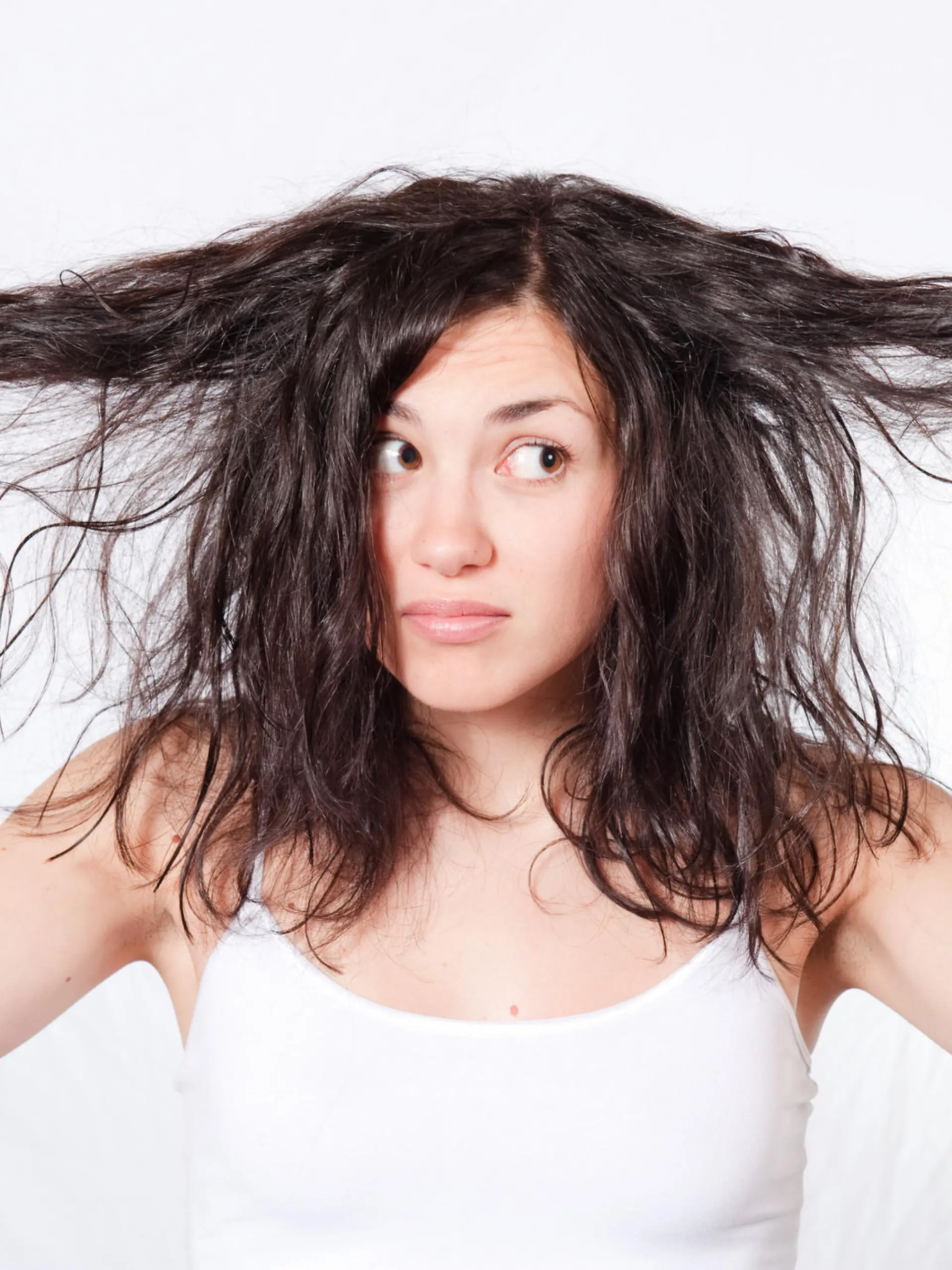 Frau mit fettigen, zerstrubbelten Haaren