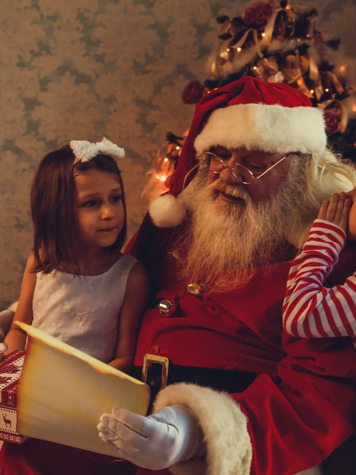 Weihnachtsmann mit Kindern