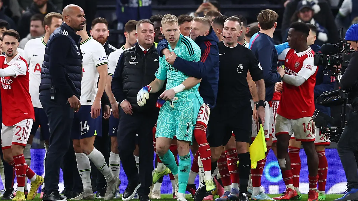 15.01.2023, Großbritannien, London: Fußball: Premier League, England, 20. Spieltag, Tottenham Hotspur - FC Arsenal, Tottenham Hotspur Stadium: Aaron Ramsdale (M) von FC Arsenal wird weggeführt, nachdem ein Fan versucht hat, ihn während des Spiels anzugreifen. Foto: David Klein/CSM via ZUMA Press Wire/dpa +++ dpa-Bildfunk +++