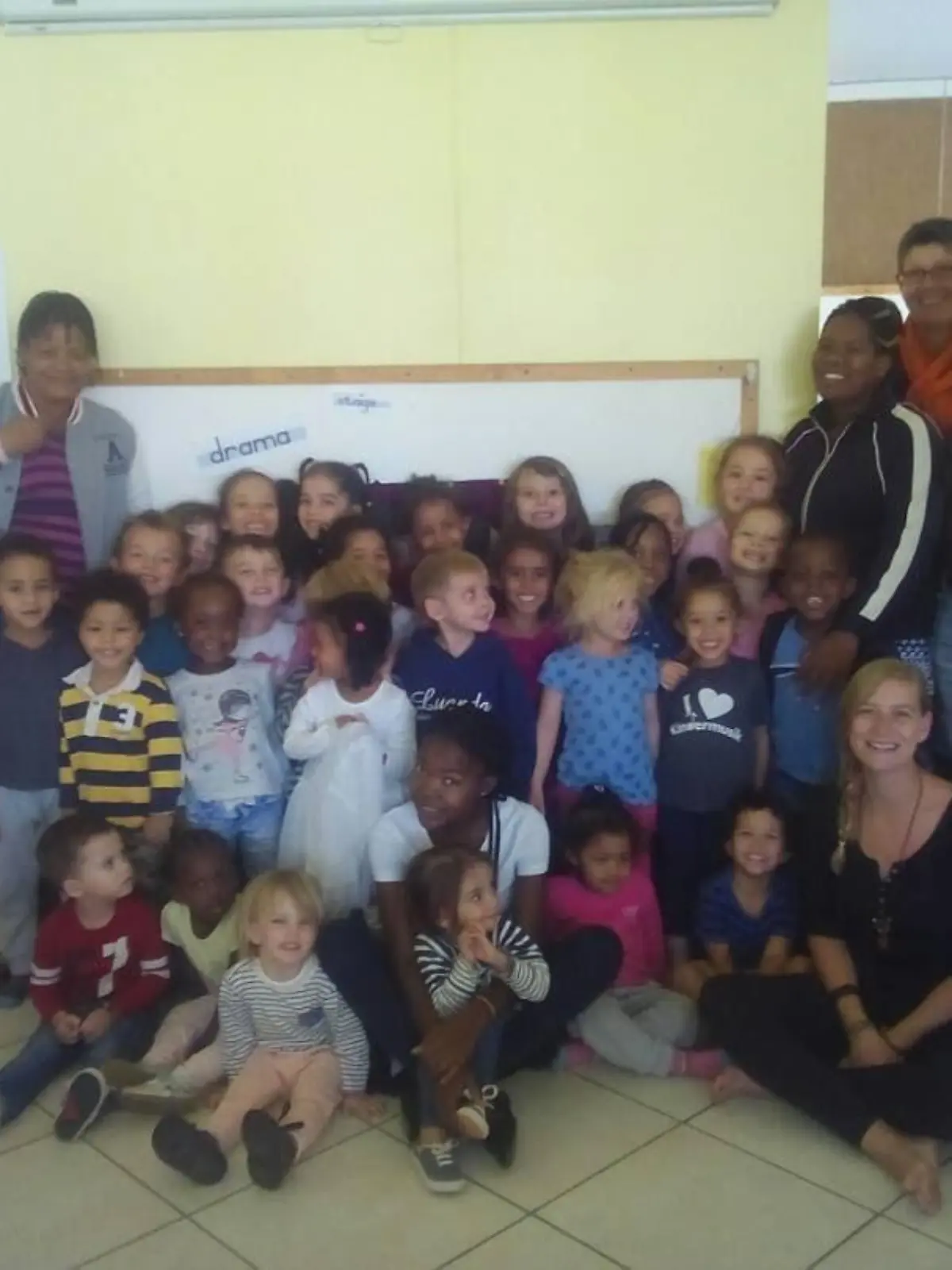 "Granny" Sabine Seyfert auf ungewöhnlicher Mission in einem Kindergarten in Namibia.
