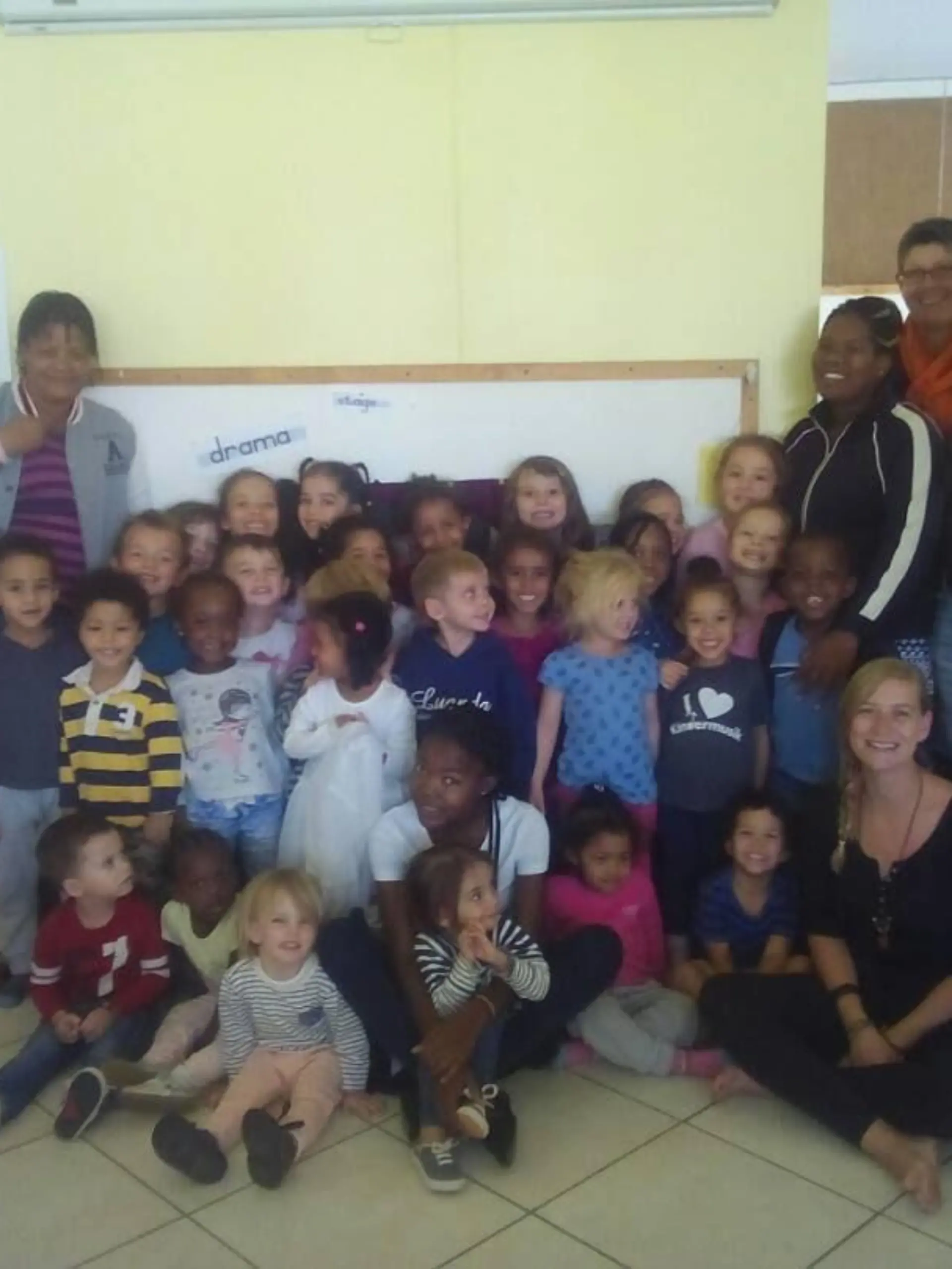 "Granny" Sabine Seyfert auf ungewöhnlicher Mission in einem Kindergarten in Namibia.
