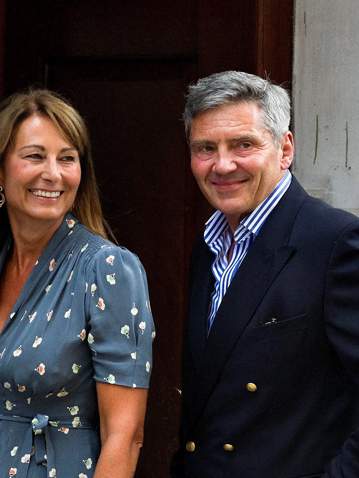 epa03798365 Carol (L) and Michael Francis (R)Middleton, the parents of the Duchess of Cambridge, arrive at St. Mary's hospital in London, Britain, 23 July 2013, to visit the royal couple and their newborn baby boy. Thirty-one year old Catherine Duchess of Cambridge gave birth to her, and Prince William's, first child, at 4.24pm BST at the Lindo Wing of St. Mary's hospital on 22 July 2013. EPA/BOGDAN MARAN +++(c) dpa - Bildfunk+++