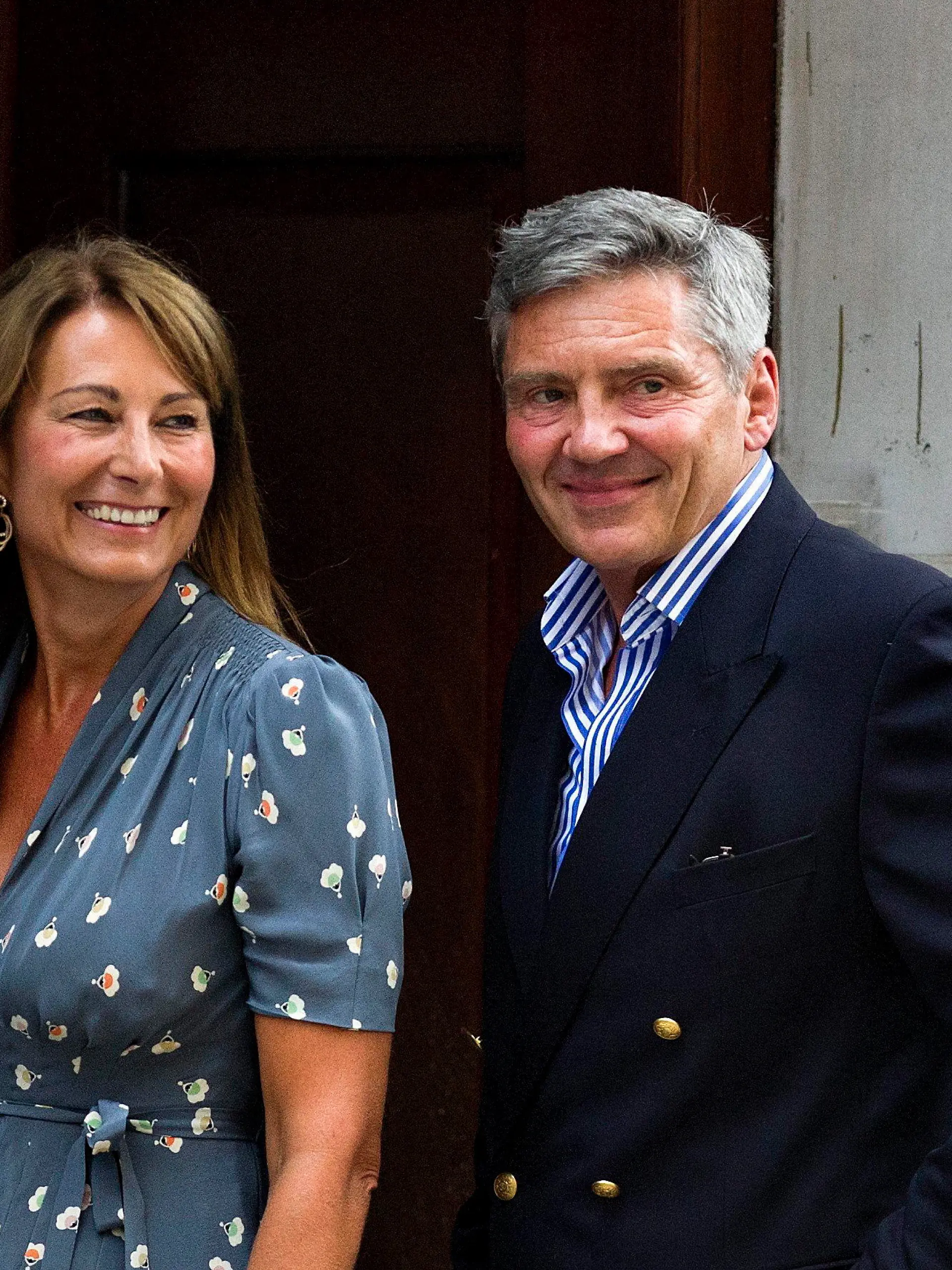 epa03798365 Carol (L) and Michael Francis (R)Middleton, the parents of the Duchess of Cambridge, arrive at St. Mary's hospital in London, Britain, 23 July 2013, to visit the royal couple and their newborn baby boy. Thirty-one year old Catherine Duchess of Cambridge gave birth to her, and Prince William's, first child, at 4.24pm BST at the Lindo Wing of St. Mary's hospital on 22 July 2013. EPA/BOGDAN MARAN +++(c) dpa - Bildfunk+++
