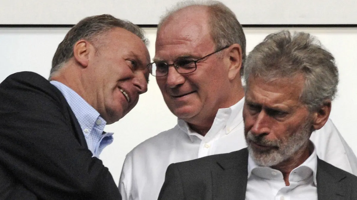 ARCHIV - 26.09.2009, Hamburg: Fußball Bundesliga 7. Spieltag: Hamburger SV - FC Bayern München in der HSH-Nordbank Arena. Der Vorstandsvorsitzende vom FC Bayern München, Karl-Heinz Rummenigge (l-r), Manager Uli Hoeneß und Paul Breitner unterhalten sich auf der Tribüne vor Spielbeginn. (zu dpa "Bayern München: Breitner nicht mehr auf der Ehrentribüne" vom 27.11.2018) Foto: Marcus Brandt/dpa +++ dpa-Bildfunk +++
