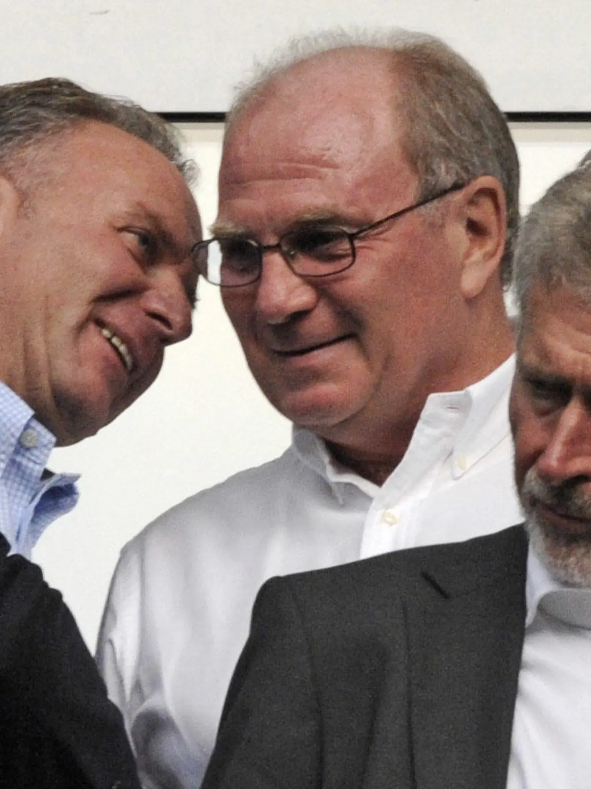 ARCHIV - 26.09.2009, Hamburg: Fußball Bundesliga 7. Spieltag: Hamburger SV - FC Bayern München in der HSH-Nordbank Arena. Der Vorstandsvorsitzende vom FC Bayern München, Karl-Heinz Rummenigge (l-r), Manager Uli Hoeneß und Paul Breitner unterhalten sich auf der Tribüne vor Spielbeginn.    (zu dpa "Bayern München: Breitner nicht mehr auf der Ehrentribüne" vom 27.11.2018) Foto: Marcus Brandt/dpa +++ dpa-Bildfunk +++