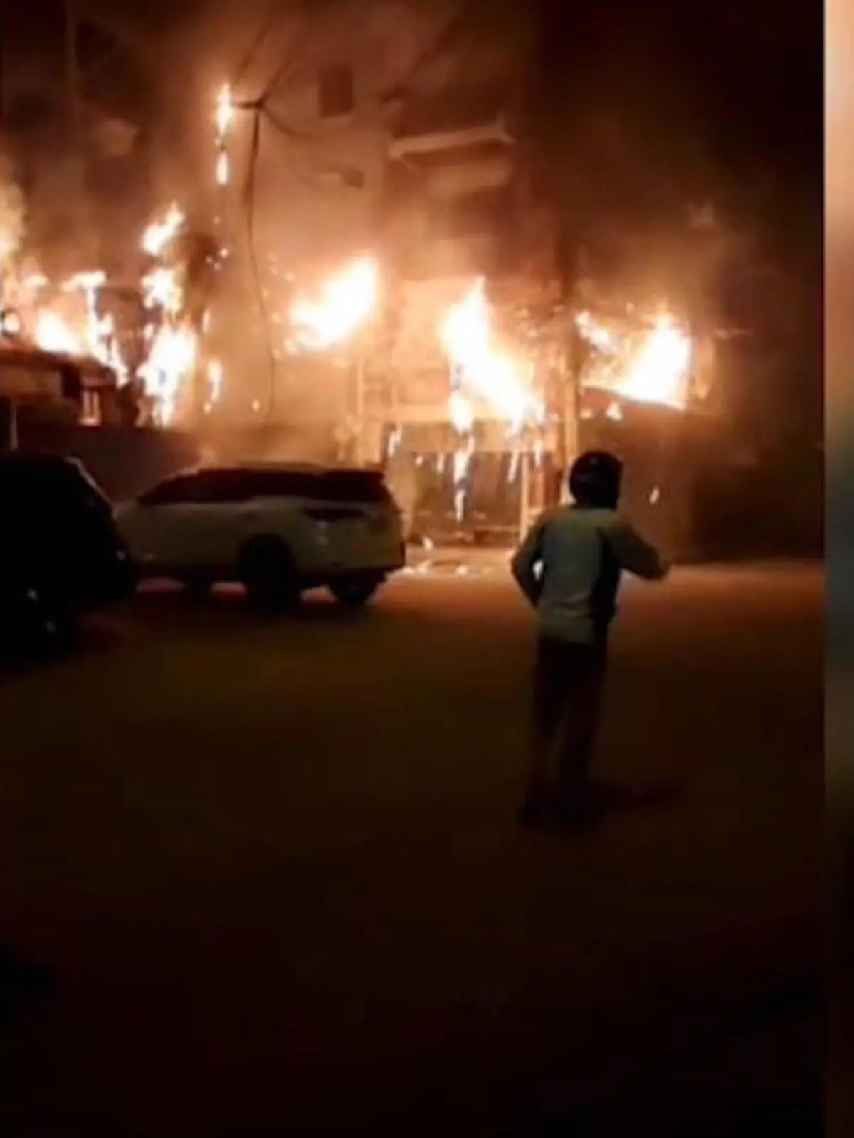 Eine Stromleitung im thailändischen Pattaya brennt, bis es zu einer Explosion kommt. Ausgelöst wurde der Brand laut Zeugenaussagen durch ein frisch installiertes elektrisches Schild, das sich zu nah an den Stromkabeln befand. Die Hitze sorgte wohl für Funken, anschließend fingen die Leitungen gegen 21 Uhr Ortszeit Feuer. Die Flammen griffen auch auf benachbarte Gebäude über, doch Einsatzkräfte der Feuerwehr verhinderten schlimmeres und löschten das Feuer. Verletzt wurde zum Glück niemand. Was bei diesen Bildern, an ein Wunder grenzt.
