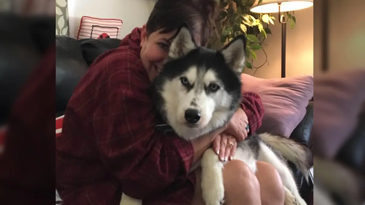 Stephanie Herfel und Husky-Dame Sierra kuscheln glücklich