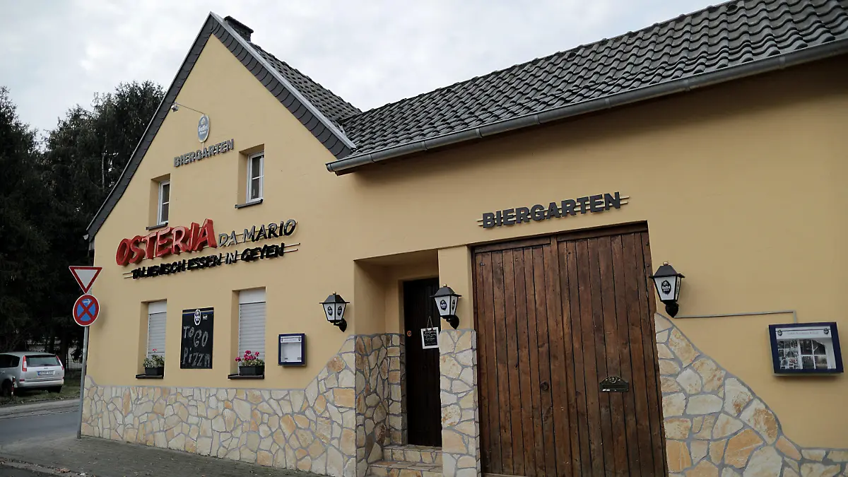 05.12.2018, Nordrhein-Westfalen, Pulheim: Die Rolladen an einer Osteria sind verschlossen. Bei der großangelegten Razzia gegen die italienische Mafia hat die Polizei einen der mutmaßlichen Haupttäter in Nordrhein-Westfalen verhaftet. Der 45 Jahre alte Gastwirt sei am frühen Morgen in Pulheim bei Köln von den Ermittlern aus dem Schlaf gerissen worden, sagte ein Polizeisprecher. Der Besitzer einer Osteria werde der Mitgliedschaft in einer kriminellen Organisation beschuldigt, außerdem soll er beteiligt gewesen sein an «Kokainhandel in sehr, sehr umfangreichen Maße». Foto: Oliver Berg/dpa +++ dpa-Bildfunk +++