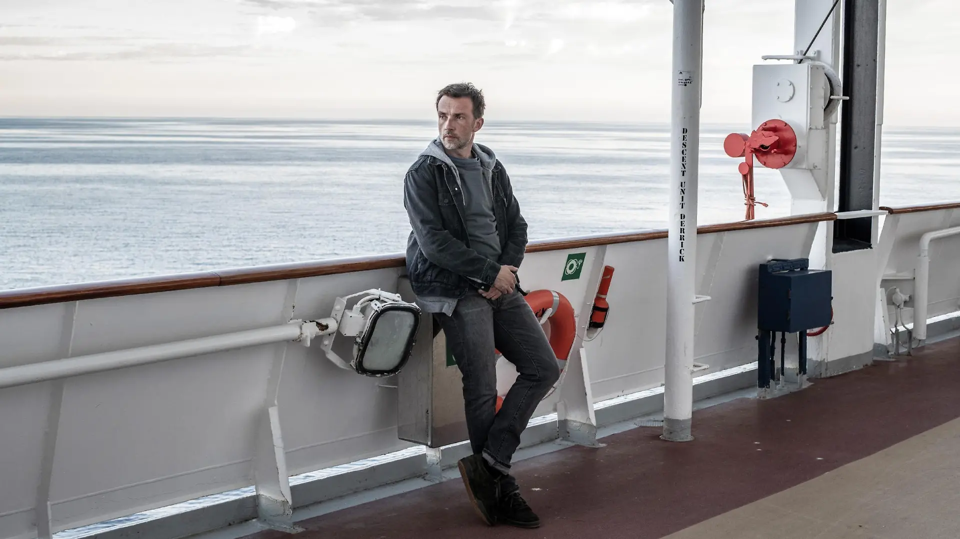 Der Polizeipsychologe Martin Schwartz (Lucas Gregorowicz) hat vor Jahren Frau und Sohn während einer Reise auf einem Kreuzfahrtschiff verloren - niemand weiß, was genau geschah.