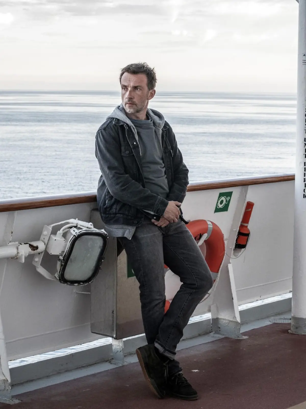 Der Polizeipsychologe Martin Schwartz (Lucas Gregorowicz) hat vor Jahren Frau und Sohn während einer Reise auf einem Kreuzfahrtschiff verloren - niemand weiß, was genau geschah.
