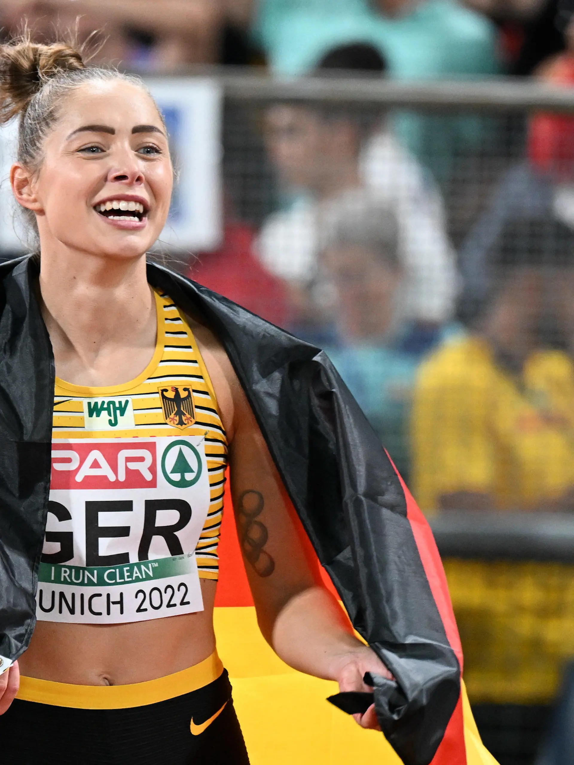 21.08.2022, Bayern, München: Leichtathletik: Europameisterschaft, Olympiastadion, 4x100m Staffel, Frauen, Finale. Gina Lückenkemper aus Deutschland jubelt über den Sieg. Foto: Sven Hoppe/dpa +++ dpa-Bildfunk +++