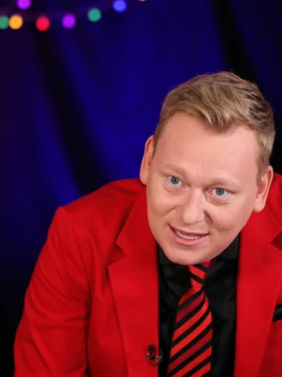 Erst die ungewohnte Nähe mit der Tanzpartnerin und dann auch noch Erotik vortäuschen? Alles ein bisschen viel für Jens „Knossi“ Knossalla. Sogar Anna Ermakova hat sich über ihn amüsiert. Und das scheint etwas zu heißen.