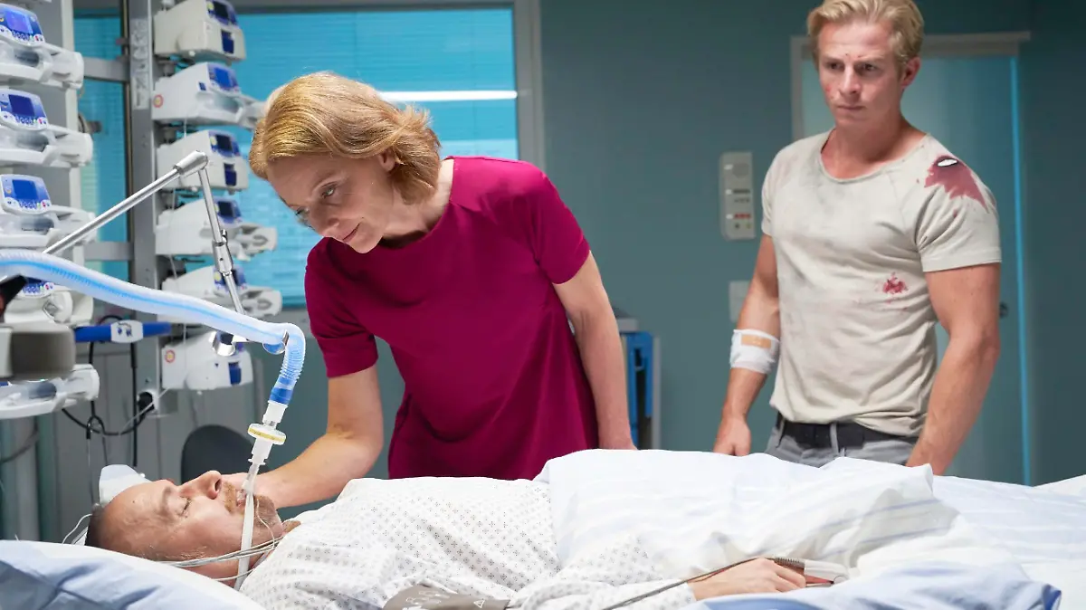 Andrea (Carina Wiese) und Paul (Daniel Roesner, r.) sind erschüttert: Wird Semir (Erdogan Atalay) wieder aus seinem Koma erwachen?  