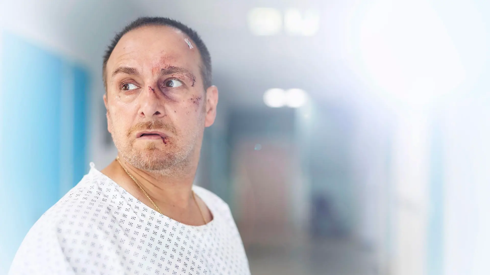 Surreale Traumwelt: Der im Koma liegende Semir (Erdogan Atalay) läuft in seinem Traum durch das menschenleere Krankenhaus.