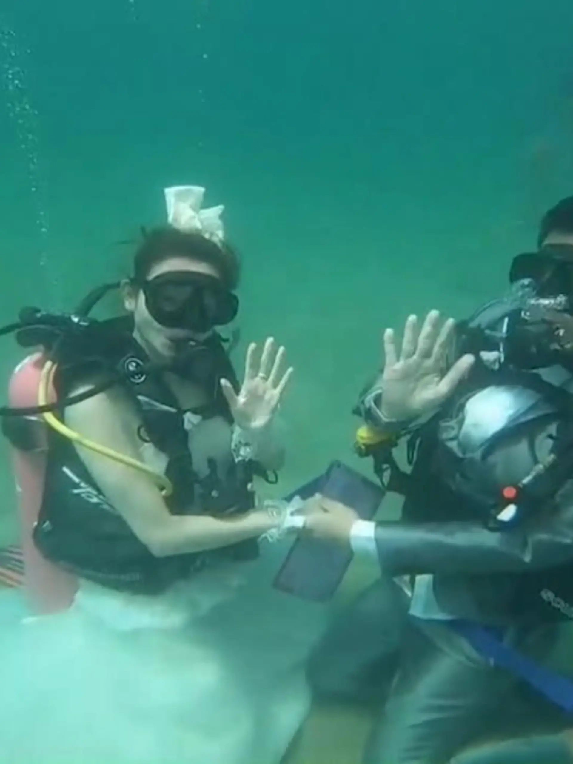 In Thailand lassen sich Paare rund um den Valentienstag unter Wasser vermählen. Mit Schnorchel und Taucherbrille können sich Verliebte dann das Ja-Wort geben. Für die Eheschließung unter Wasser muss man vorher nur einen Tauchschein vorlegen.