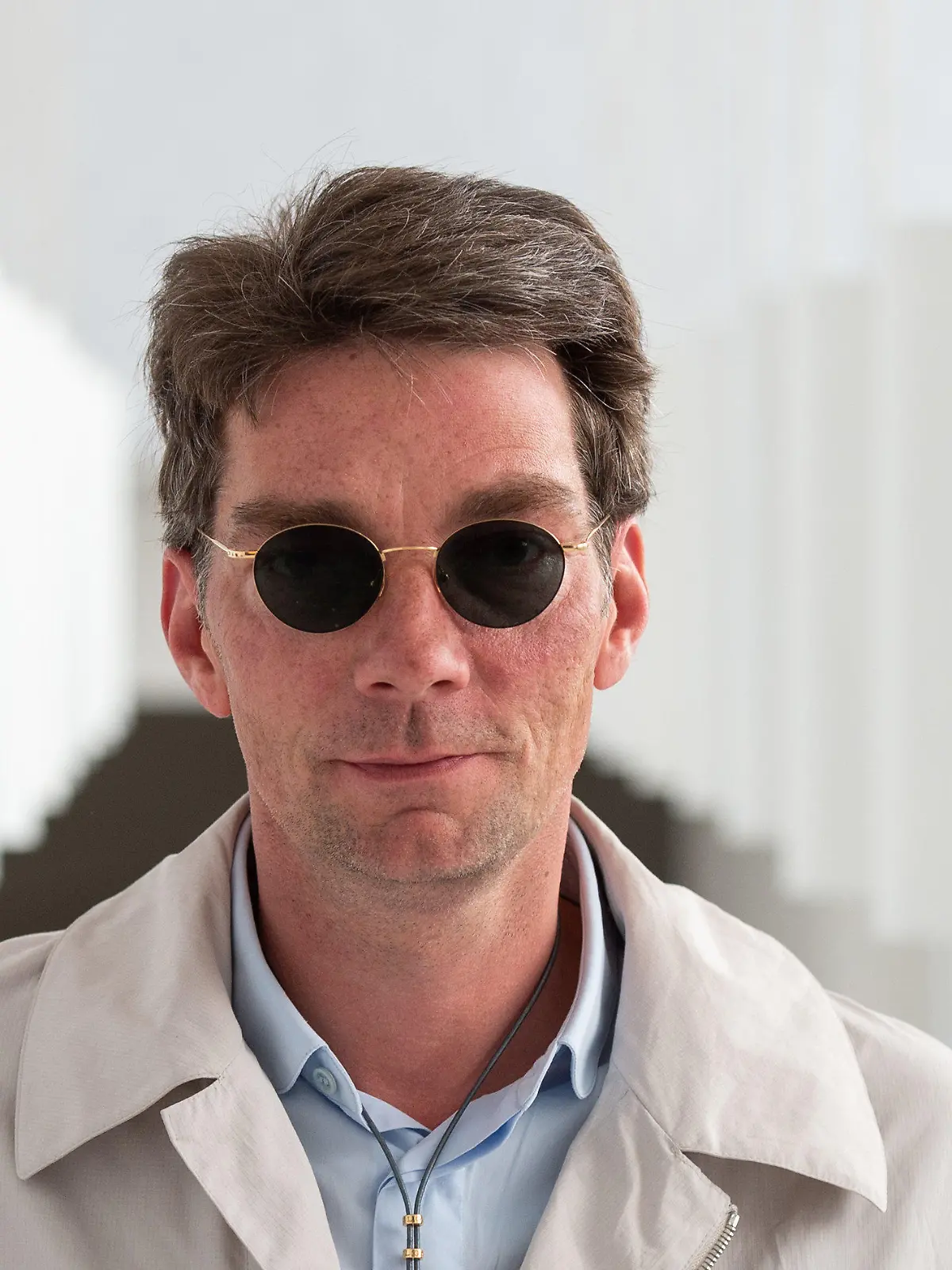 ARCHIV - 26.04.2019, Niedersachsen, Hannover: Marco Goecke, Ballettdirektor der Staatsoper Hannover, steht im Foyer der Staatsoper. Goecke ist nach einer Hundekot-Attacke auf eine Journalistin suspendiert worden. Er erhielt auch ein Hausverbot. Das teilte das Staatstheater Hannover am 13.02.2023 mit. Foto: Christophe Gateau/dpa +++ dpa-Bildfunk +++