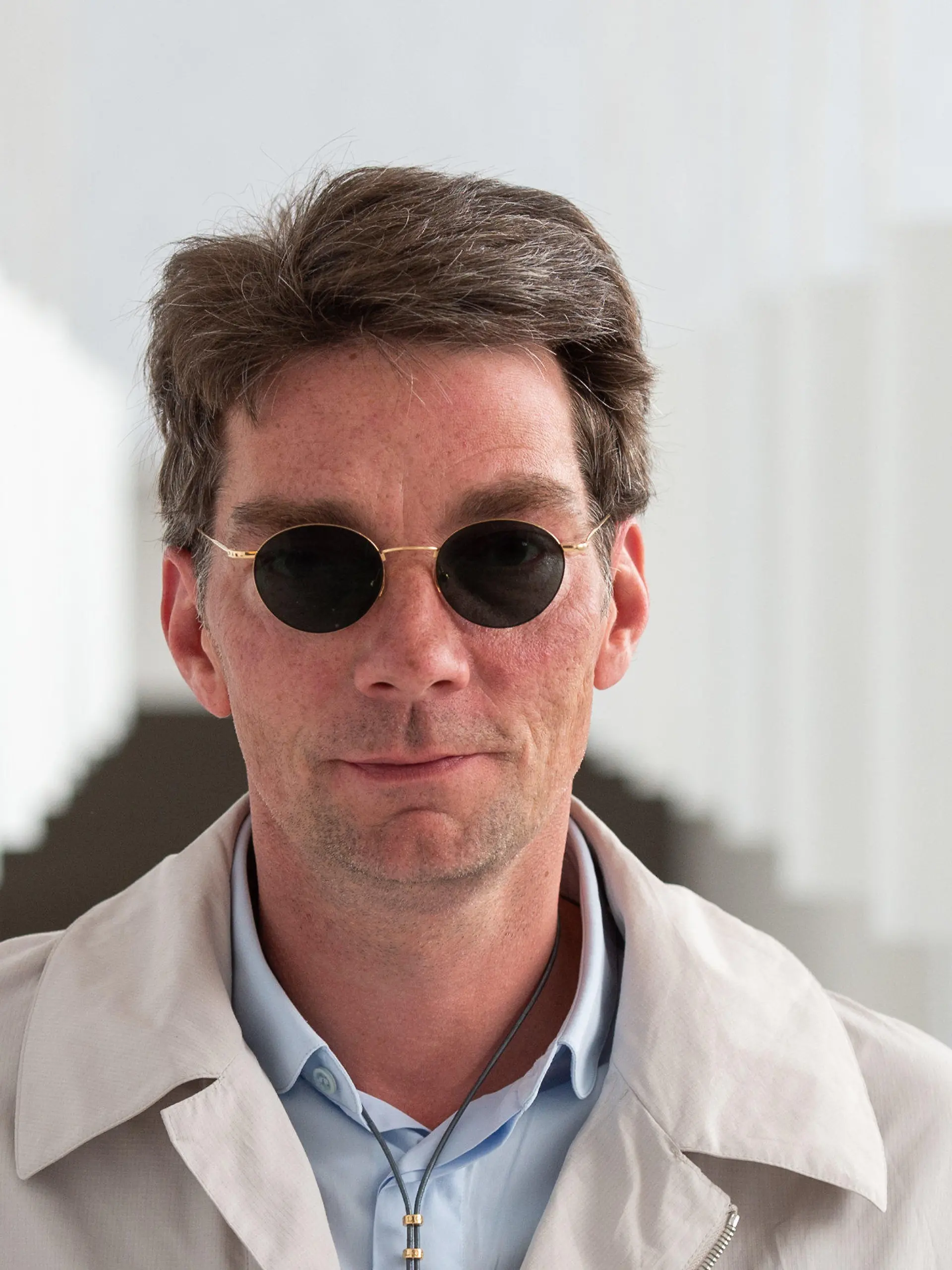 ARCHIV - 26.04.2019, Niedersachsen, Hannover: Marco Goecke, Ballettdirektor der Staatsoper Hannover, steht im Foyer der Staatsoper. Goecke ist nach einer Hundekot-Attacke auf eine Journalistin suspendiert worden. Er erhielt auch ein Hausverbot. Das teilte das Staatstheater Hannover am 13.02.2023 mit. Foto: Christophe Gateau/dpa +++ dpa-Bildfunk +++