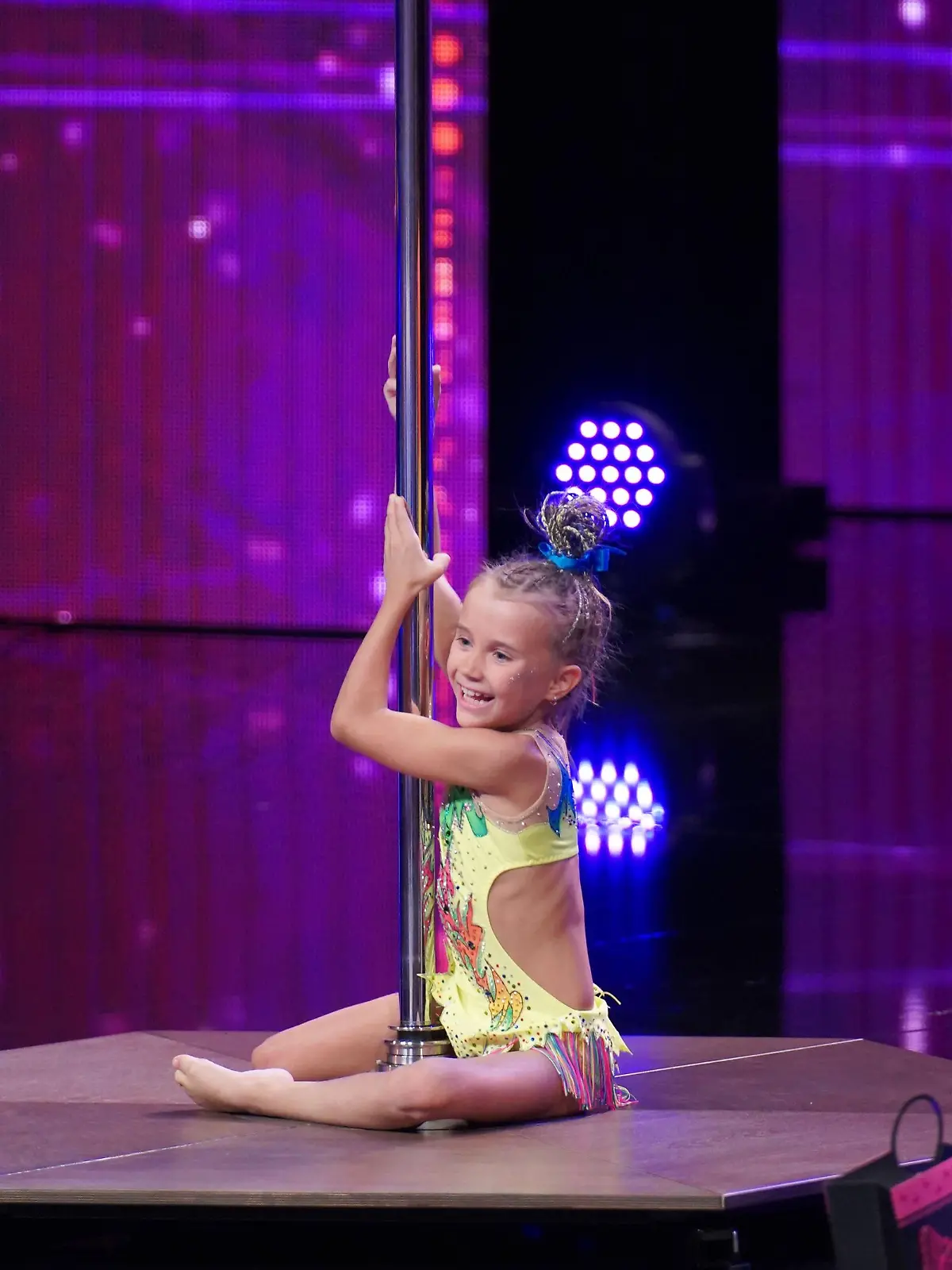 Anna Smolska aus Karlsruhe zeigt eine Pole Dance Performance.