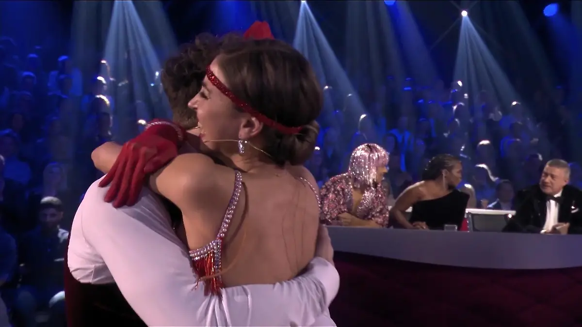 Ekaterina Leonova freut sich riesig über ihren Tanzpartner